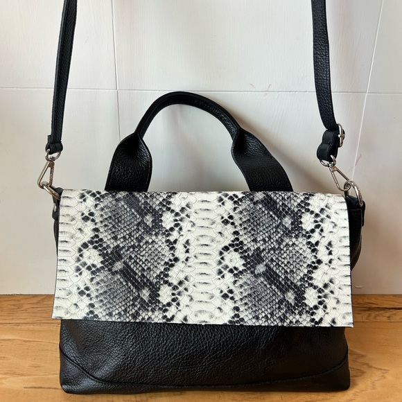 Borse in Pelle Black Leather Convertible Bag Embossed Faux Snake Italy